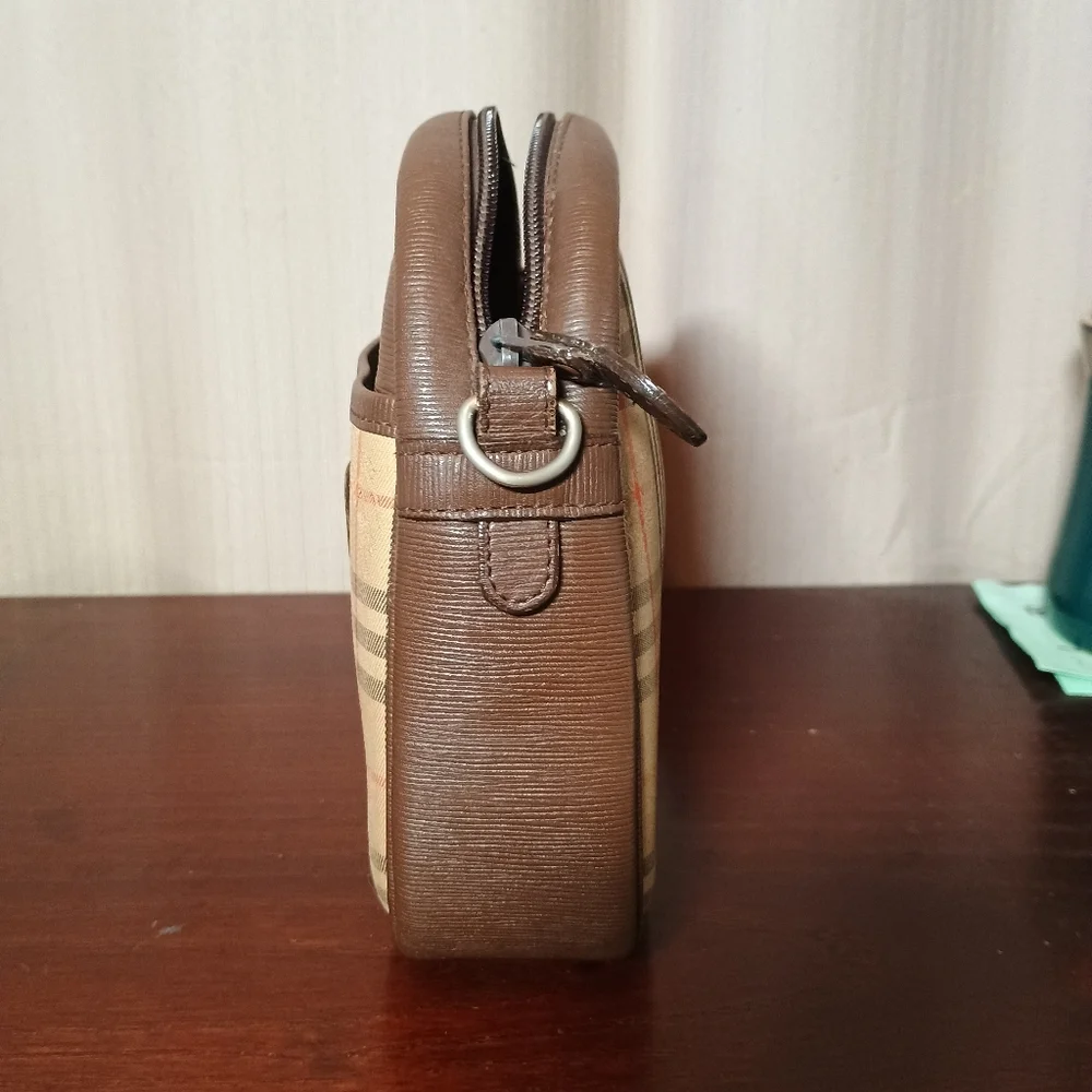 Burberrys Nova Check Shoulder Bag - Picture 3 of 7